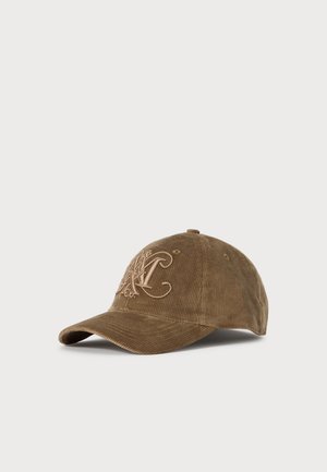 Bruine corduroy baseballpet met geborduurde gestileerde initialen aan de voorkant, met een gebogen rand en ventilatieoogjes.