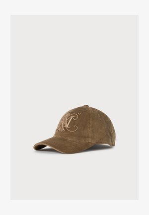 Bruine corduroy baseballpet met geborduurde gestileerde initialen aan de voorkant, met een gebogen rand en ventilatieoogjes.