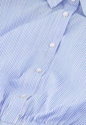 Lichtblauw en wit gestreept shirt met een kraag, voorzien van witte knopen en eenGathered zoom langs de onderrand.