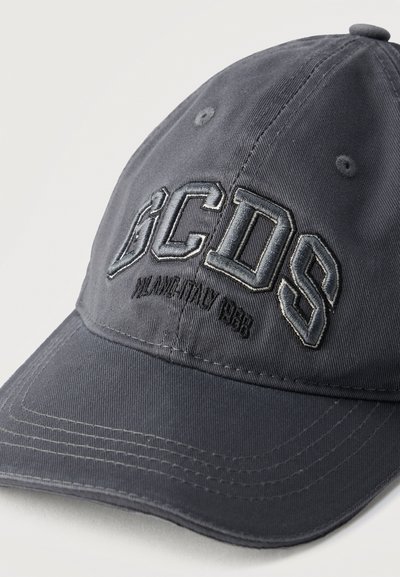 Σκούρο γκρι καπέλο μπέιζμπολ με σχεδιασμό έξι πάνελ, ραμμένες οπές αερισμού και κεντημένο το "DCDS" με μεγάλα γραμμένα γράμματα στο μπροστινό μέρος.
