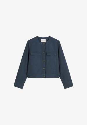 Marineblauwe cropped jas van lichtgewicht stof met een ronde hals, een sluiting met knopen aan de voorkant en twee borstzakken, met lange mouwen.