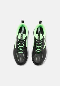 Pantofi sport negri cu detalii verzi neon, cu partea superioară din plasă, tălpi texturate și sistem de prindere cu șireturi. Include perforații pentru ventilație.