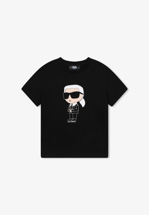 Černé bavlněné tričko s stylizovanou grafikou postavy s bílými vlasy, černými slunečními brýlemi a oblekem. Zahrnuje logo ve spodní části.