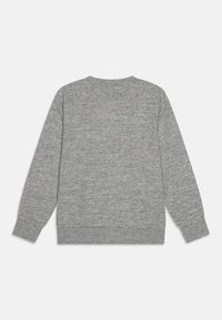 Felpa grigia con scollo rotondo, maniche lunghe e polsini a costine. Realizzata in un morbido tessuto testurizzato, presenta un retro semplice senza decorazioni.