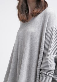 JUST FEMALE Stickad tröja - mottled grey