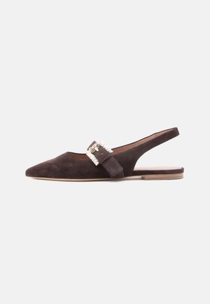 Wildleder-Brauner Slingback-Schuh mit spitz zulaufender Kappe, flacher Sohle und dekorativer Schnalle, die mit Kristallen verziert ist. Minimalistisches Design und weiche Textur.