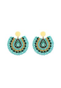 Pyöreät korvakorut, joissa on turkoosin, vihreän, mustan ja kullan väriset, keskeltä pisaranmuotoiset, keskitetyt helmikuviot ja kullanväriset pyöreät nastat.