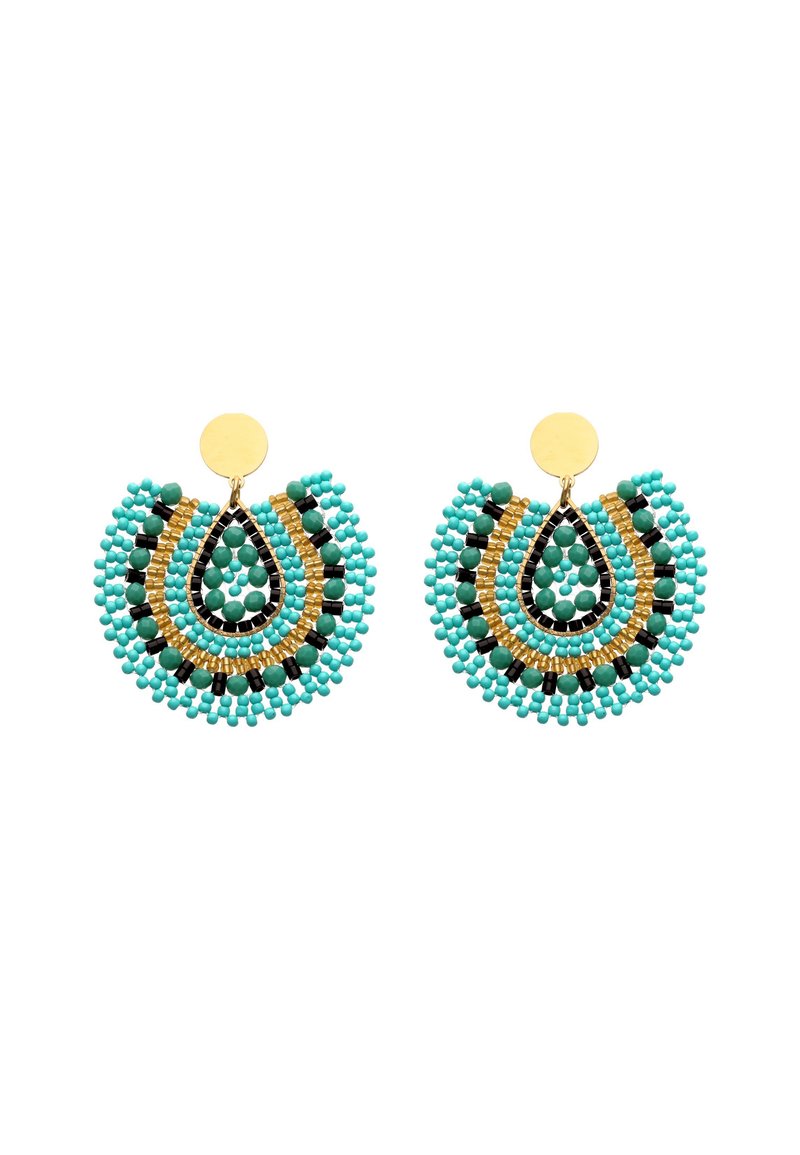 Pyöreät korvakorut, joissa on turkoosin, vihreän, mustan ja kullan väriset, keskeltä pisaranmuotoiset, keskitetyt helmikuviot ja kullanväriset pyöreät nastat.