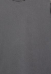 Sweatshirt à col rond gris foncé avec une texture lisse et un design minimaliste. Tissu léger avec un col côtelé. Aucune impression ni motif.