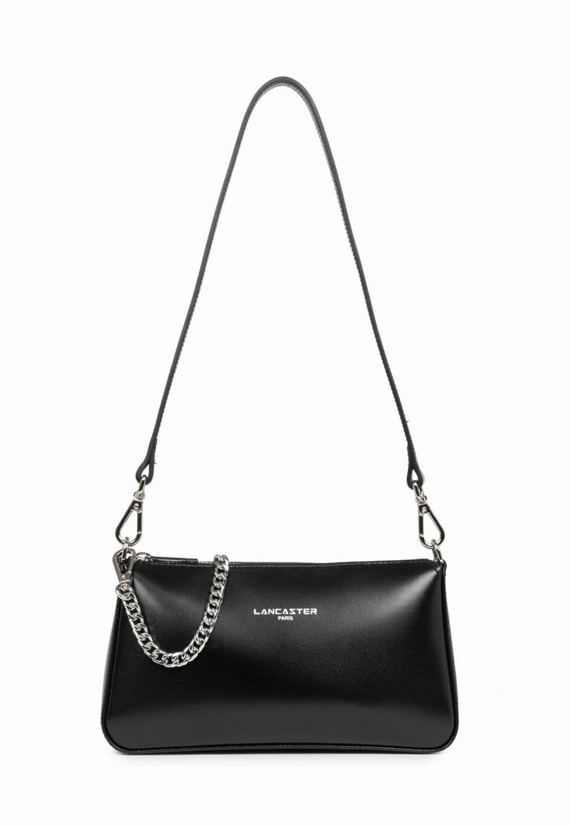 Borsa a tracolla in pelle nera con una forma rettangolare elegante, caratterizzata da un accento in catena argentata e una tracolla removibile con clip. Mostra un logo.