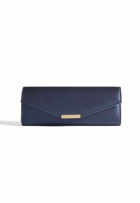 Borsetta rettangolare in pelle blu navy con una patta appuntita e piccolo fermaglio rettangolare in tonalità dorata su uno sfondo bianco.