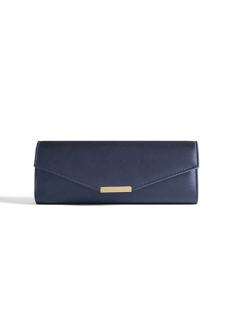 Borsetta rettangolare in pelle blu navy con una patta appuntita e piccolo fermaglio rettangolare in tonalità dorata su uno sfondo bianco.