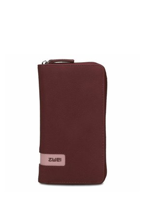 Portafoglio compatto color bordeaux con chiusura a cerniera, forma rettangolare e etichetta rosa chiaro con il marchio "zwei" sul davanti.