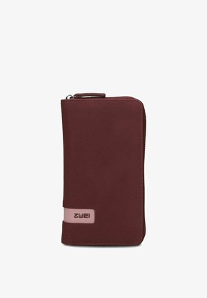 Cartera compacta color burdeos con cierre de cremallera, de forma rectangular y etiqueta parche de color rosa claro con la marca "zwei" en el frente.