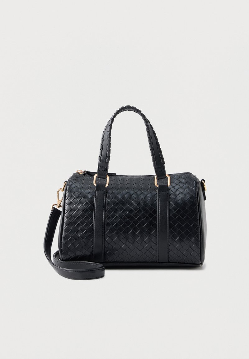 Sac à main en cuir noir avec motif tissé, deux poignées courtes et une bandoulière longue amovible, présenté sur un fond clair uni.