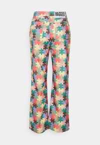 Calças largas coloridas com um padrão de quebra-cabeça em rosa, azul, verde, vermelho e castanho, com uma cintura com marca e bolsos traseiros.