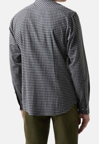 Grau-schwarz karierte Button-Up-Hemd mit klassischem Kragen, langen Ärmeln und weicher Textur, mit sichtbarem Nähten und zwei Knöpfen an den Manschetten.