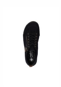 Chaussure noire en toile avec lacets et fermeture éclair sur le côté. Présente une bordure cousue et une étiquette de logo sur le côté. Semelle intérieure rembourrée visible à l'intérieur.