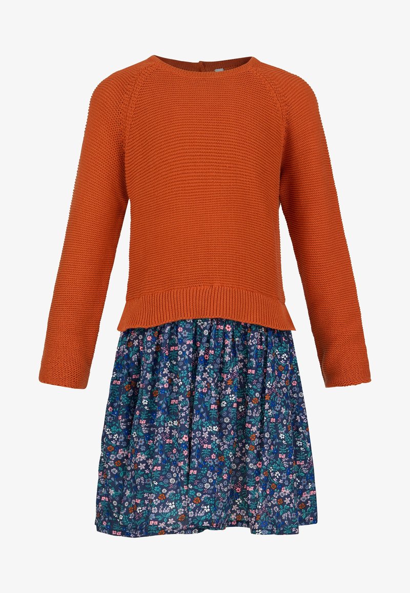 Pull tricoté orange à manches longues associé à une robe bleue à motif floral avec divers petits détails floraux et une jupe froncée.