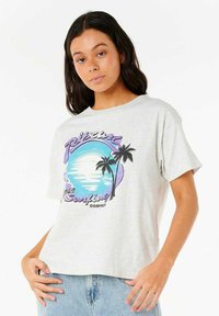 Grå bomulds T-shirt med rund hals og korte ærmer, prydet med et farverigt grafisk design af palmetræer og en solnedgang.