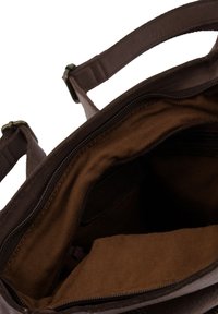 Br�ązowa skórzana torebka na ramię z dwiema ramiączkami, zamknięciem na zamek błyskawiczny oraz wewnętrznym wykończeniem w kontrastującym odcieniu brązu i teksturowanej tkaninie.