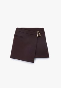 Bruine wikkelrok van gladde stof, met een asymmetrische zoom, twee zijzakken en een driehoekig gouden accentdetail.