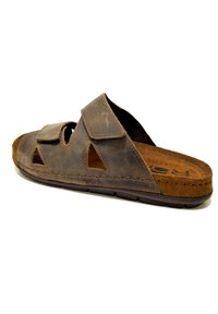 Sandal in pelle marrone con due cinghie regolabili in Velcro, design aperto sulla punta e soletta imbottita. Presenta dettagli a intaglio e bordi cuciti.