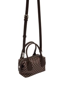 Brązowa torebka w geometryczny wzór z krótkimi uchwytami i regulowanym długim paskiem. Posiada zamek błyskawiczny i teksturowane brązowe akcenty.