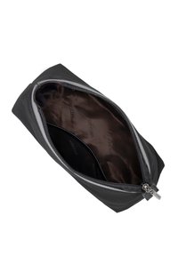 Funda de tela negra con un acabado suave, cierre de cremallera y un interior forrado en marrón que presenta un patrón de logotipos. Forma rectangular compacta.