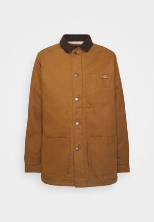 Braune Langarmjacke mit dunkelbraunem Kragen, Druckknopfverschluss vorne, drei Vordertaschen und Logoaufnäher auf der Brusttasche.