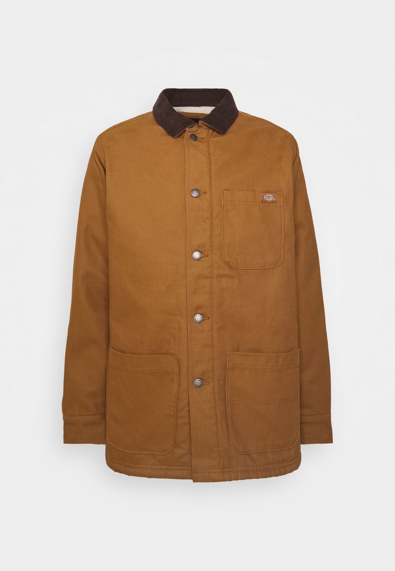 Veste marron à manches longues avec col marron foncé, fermeture à boutons-pression devant, trois poches avant et écusson avec logo sur la poche poitrine.