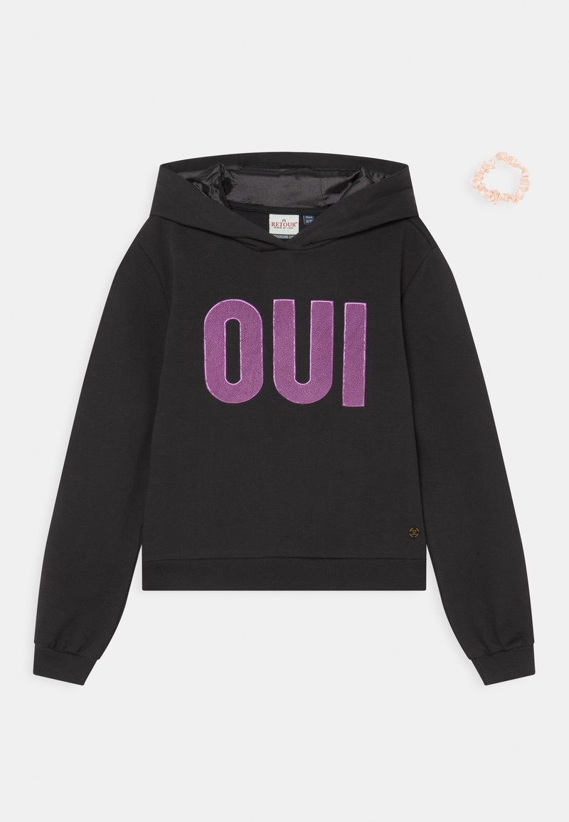 Sweatshirt à capuche noir avec un lettrage « OUI » en violet vif. Tissu doux, design court et poignets côtelés. Comprend un chouchou rose clair.