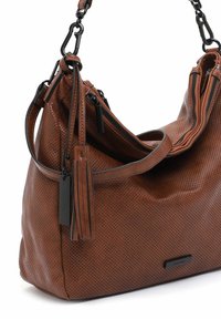Sac à main en cuir perforé marron avec une silhouette décontractée, fermetures à double zip et une bandoulière amovible. Présente des accents en franges.