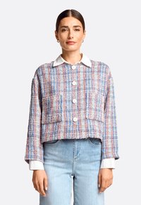 Farbenfrohe Tweedjacke in Rot, Blau und Weiß mit einem verkürzten Design, vier Knöpfen und einem weißen Kragen sowie vorderen Taschen.