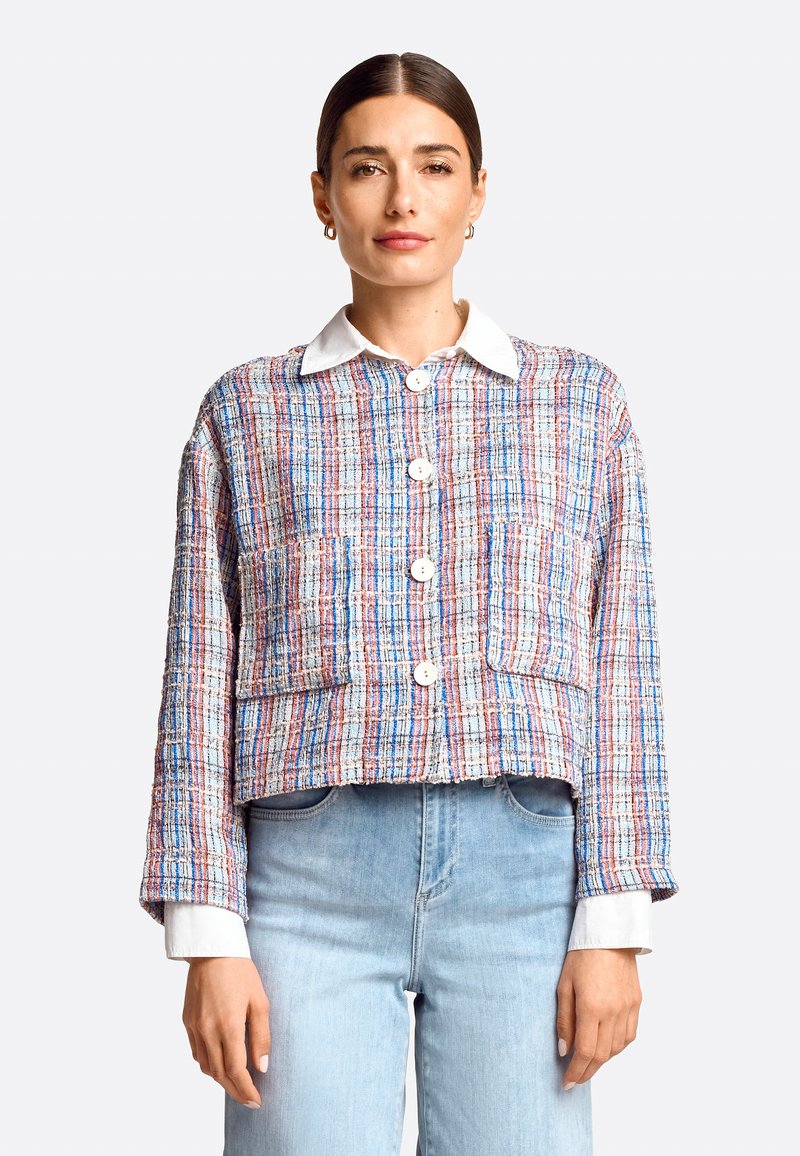 Farbenfrohe Tweedjacke in Rot, Blau und Weiß mit einem verkürzten Design, vier Knöpfen und einem weißen Kragen sowie vorderen Taschen.