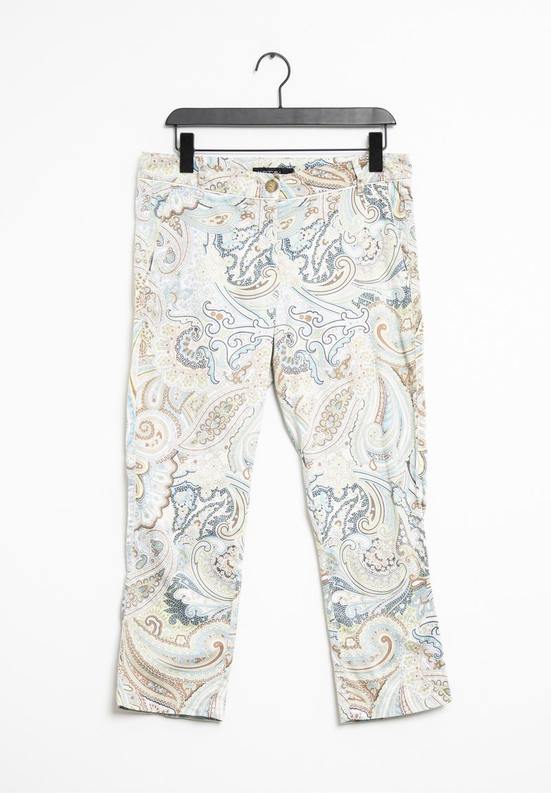 Pantalon de couleur claire avec un motif cachemire détaillé en tons de bleu, beige et marron, suspendu à un cintre noir à clip contre un fond blanc.