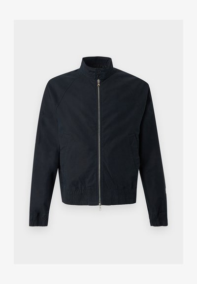 Μαύρο μπουφάν με μακριά μανίκια, ψηλό γιακά, φερμουάρ μπροστά, κούμπωμα με κουμπιά τύπου τρουκ, ελαστικά μανίκια και τελείωμα, καθώς και δύο πλαϊνές τσέπες.