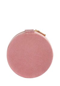 Borsetta rotonda in velluto rosa morbido, con chiusura a zip e una piccola maniglia. Tessuto liscio; presenta dettagli in metallo dorato.