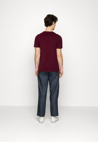 Tommy Hilfiger TOMMY LOGO TEE - T-shirt estampada - deep rouge