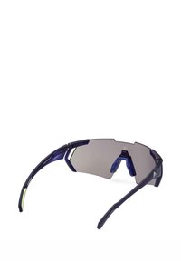 Occhiali da sole sportivi con lente grigio scuro, montatura blu, design angolare e aste flessibili. Dotati di naselli in gomma per il comfort.