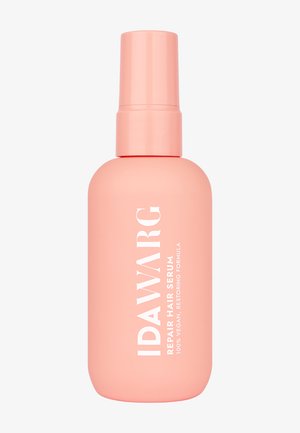 Bottiglia rosa in plastica di IDAWARG Repair Hair Serum, dotata di beccuccio a spruzzo e testo bianco che descrive la sua formula 100% vegana e riparatrice.