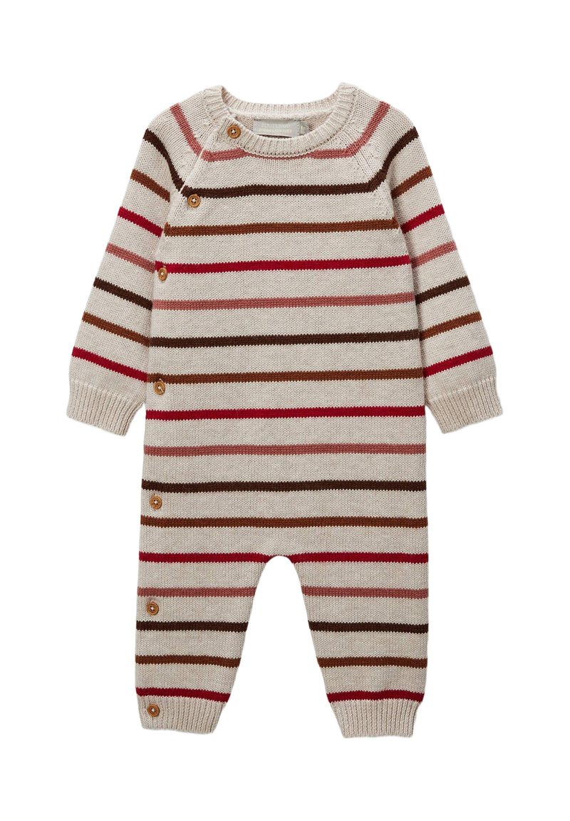 Combinaison tricotée rayée en beige, marron, rouge et rose. Dotée d'un col rond, de boutons en bois à l'épaule et de jambes fuselées.