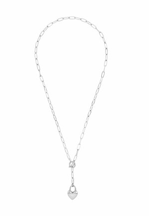 Collier chaîne en argent avec des maillons allongés et un pendentif cadenas en forme de cœur suspendu à un fermoir à bascule.