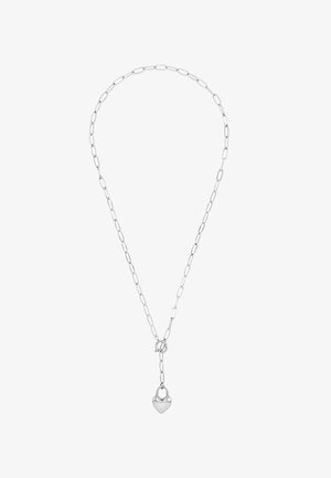 Collar de cadena de plata con eslabones alargados y un colgante de candado en forma de corazón que cuelga de un cierre tipo toggle.