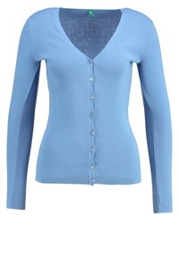 Ljusblå kofta med långa ärmar, v-ringning och stängning med sex knappar. Har ribbat nederkant och detalj vid ärmsluten, tillverkad av mjukt stickat tyg.