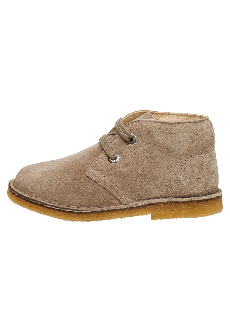 Beige mockask ankle boot med rund tå, två snörhål och ljusbrun gummisula. Har stickade detaljer och en logotyp på hälen.