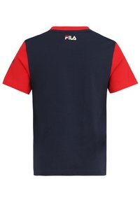 T-shirt a maniche corte blu navy con maniche rosse, colletto a coste e logo stampato sul retro. Realizzato in morbido cotone.