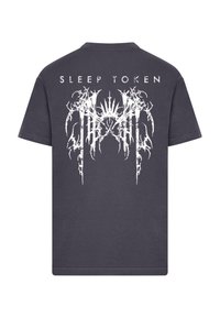 Tamsiai pilkas medvilninis marškinėlis su dideliu balto grafiką dizainu, turinčiu sudėtingas formas ir tekstą „SLEEP TOKEN“ ant nugaros.