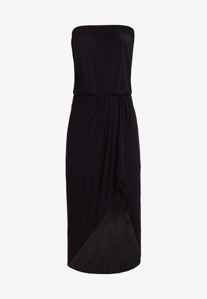 Robe noire sans bretelles avec une coupe décontractée, présentant un corsage froncé, un design drapé et un ourlet asymétrique qui révèle une fente sur la jambe.