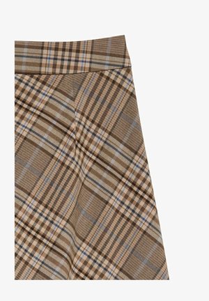 Rjava in bež karo tkanina z modrimi in črnimi črtami, prikazuje posnetek pasu oblačila z naborki.